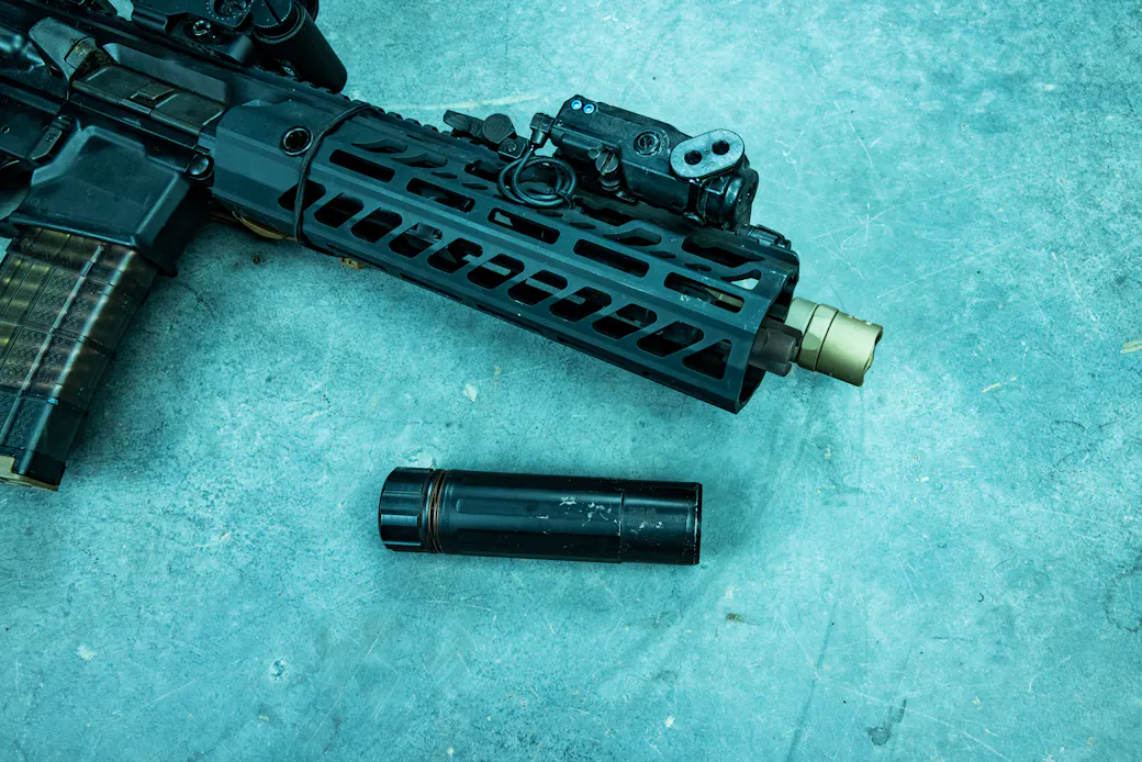 Dead Air flash hider barely clearing SD handguard
