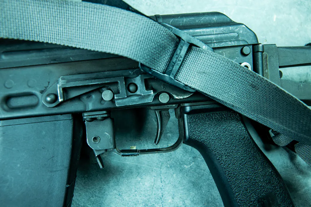 Fixed rear sight on dust cover